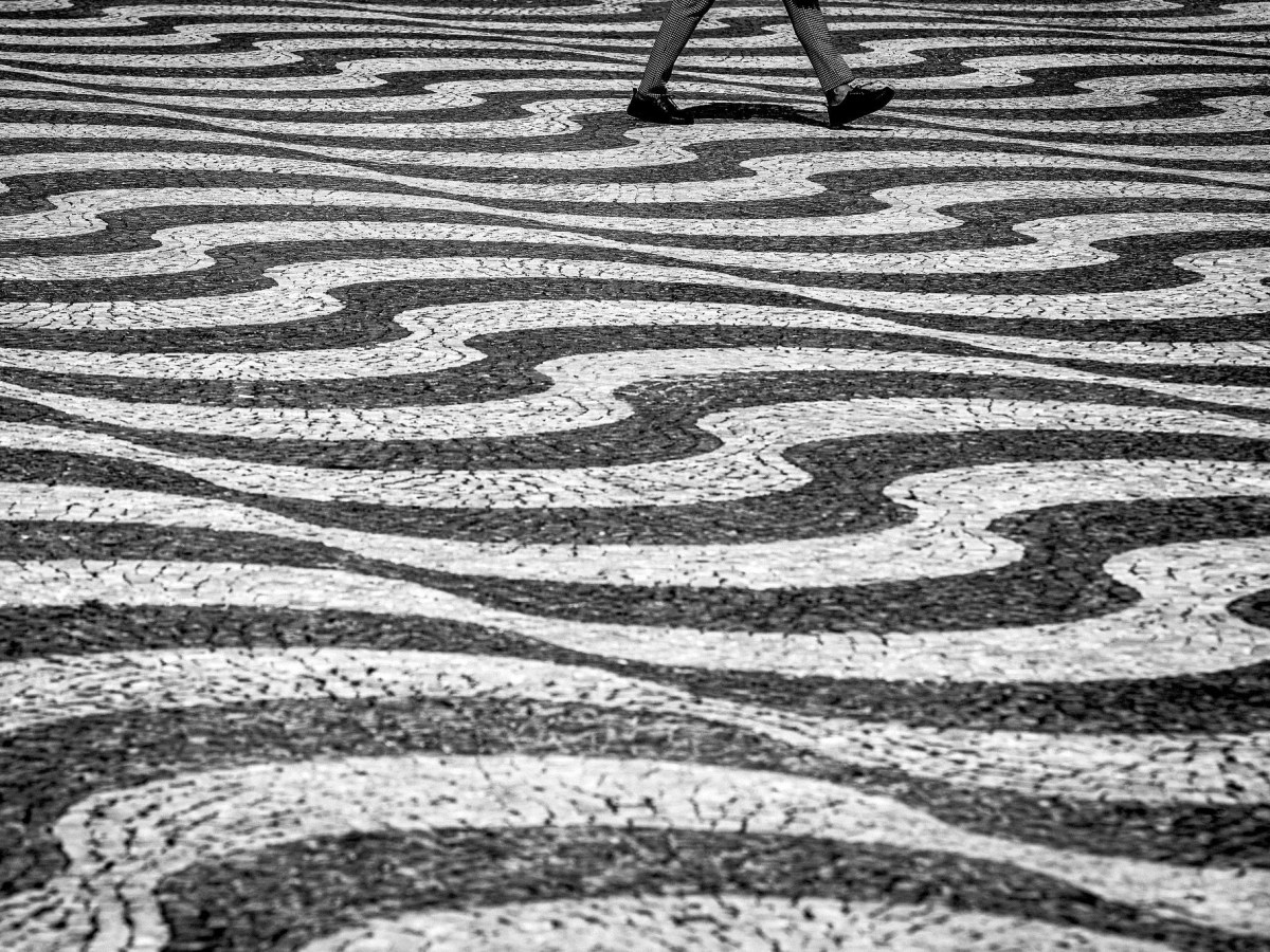 Calçada portuguesa: um chão-poema, uma arte em extinção